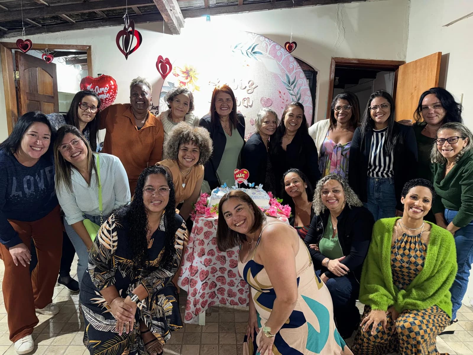 Grupo de crescimento de mulheres reunido em uma casa, em volta da mesa