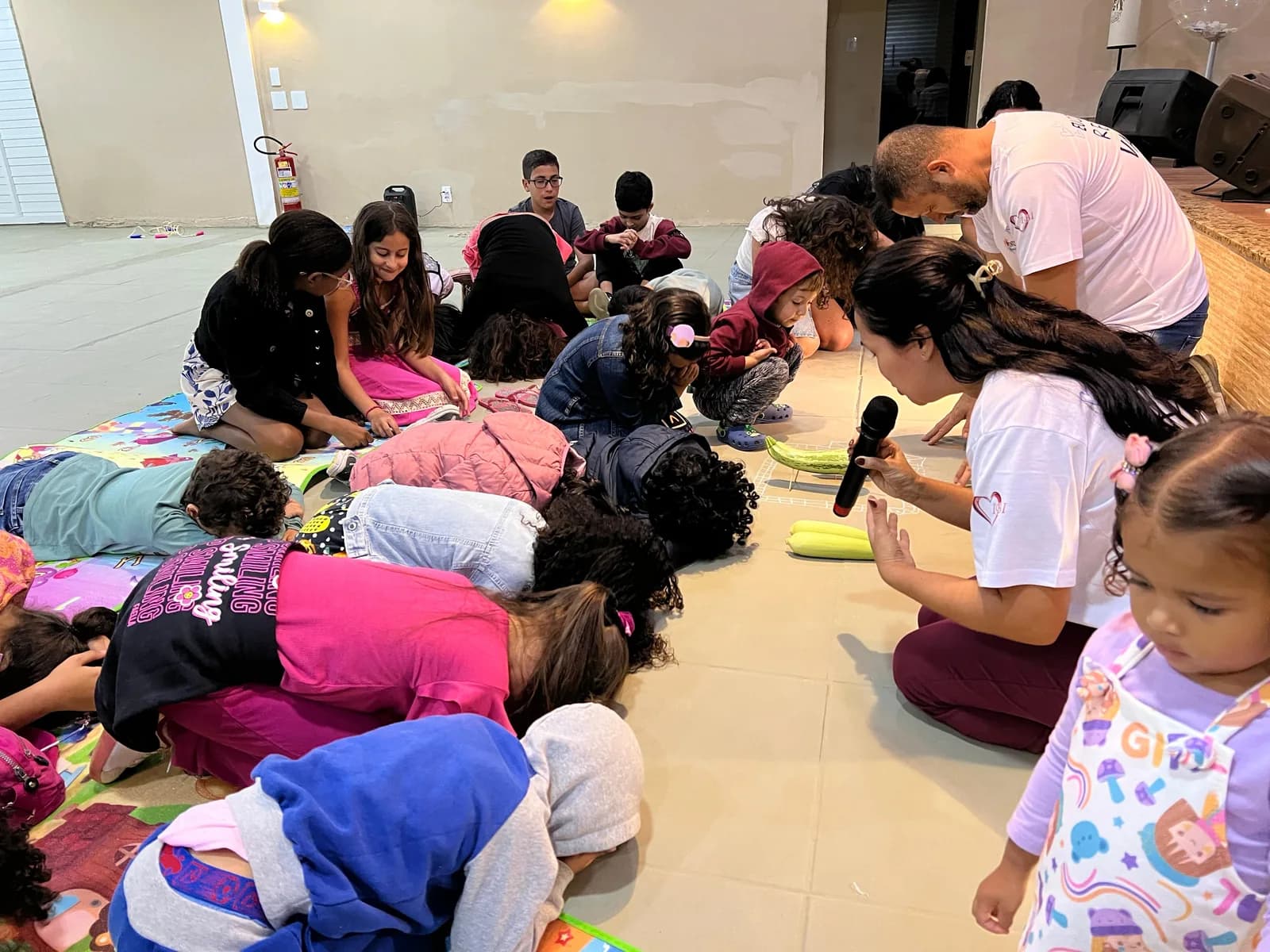 Crianças prostradas no chão em oração durante o ministério infantil