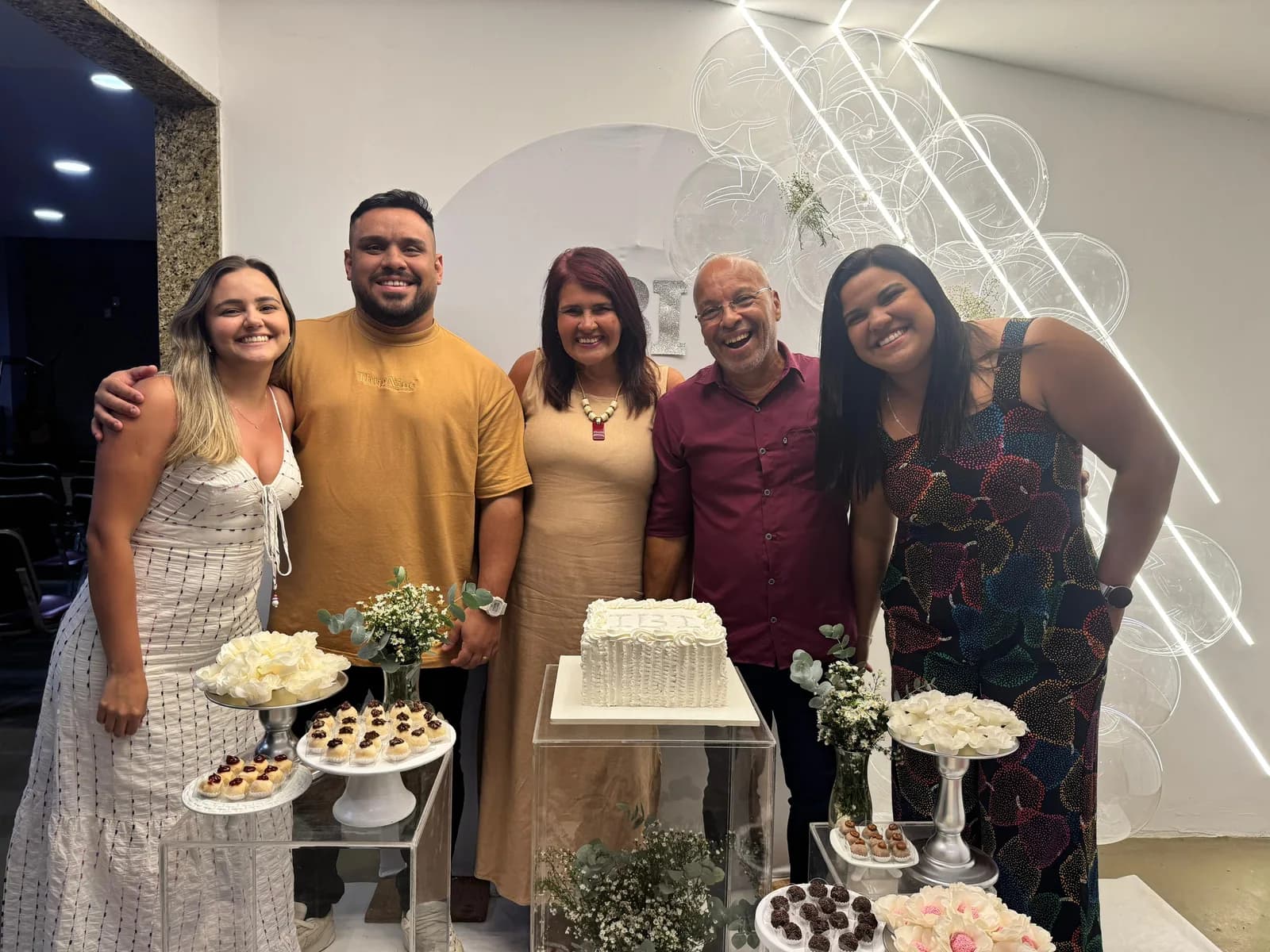A família pastoral reunida em torno de um bolo em uma celebração